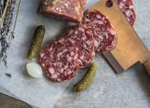 Salami ist tauglich für eine Low Carb Ernährung oder Keto-Diät